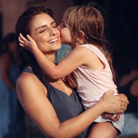 Kailani Ochmann Derbez kissing her mother.